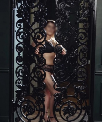 Умею быть креативной и удовлетворить все твои желания. 💋 У меня широкий спектр услуг, которые оставят тебя в полном восторге. ⭐ Я мастерица в эротическом массаже, доставлю тебе нереальное удовольствие. 🌟 Прекрасно знаю, как создать атмосферу расслабления и раскрыть все твои сексуальные фантазии. 💫 Отзывы моих постоянных клиентов говорят обо всем - ты точно не пожалеешь о проведенном со мной времени. 🌸 Живу в Москве и могу приехать к тебе или встретиться на своей территории. Фото реальные, без ретуши. ⚡ Не упустите возможность окунуться в мир наслаждения со мной. Жду тебя! 😘 Тимошечка